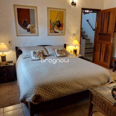 Casa com 233m², 7 quartos (sendo 1 suíte), 2 garagens, no bairro Cachoeira do Bom Jesus em Florianópolis