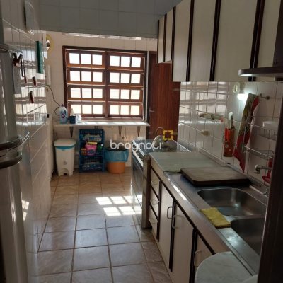 Casa com 233m², 7 quartos (sendo 1 suíte), 2 garagens, no bairro Cachoeira do Bom Jesus em Florianópolis