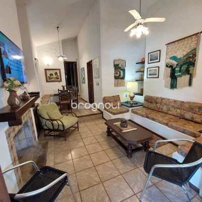 Casa com 233m², 7 quartos (sendo 1 suíte), 2 garagens, no bairro Cachoeira do Bom Jesus em Florianópolis