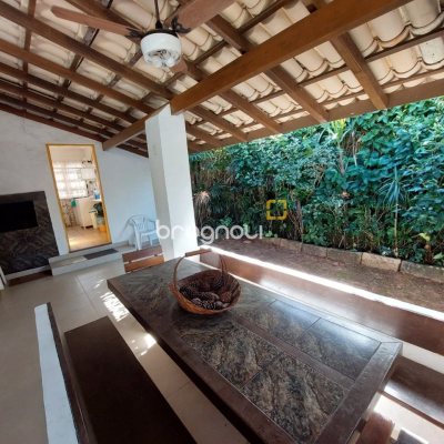 Casa com 233m², 7 quartos (sendo 1 suíte), 2 garagens, no bairro Cachoeira do Bom Jesus em Florianópolis