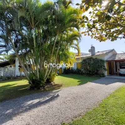 Casa com 233m², 7 quartos (sendo 1 suíte), 2 garagens, no bairro Cachoeira do Bom Jesus em Florianópolis