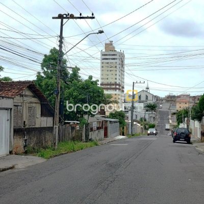 Casa com 77m², 3 quartos, 2 garagens, no bairro Barreiros em São José