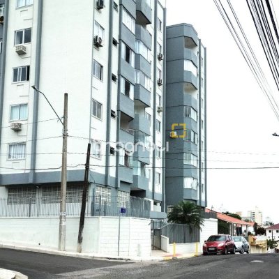 Casa com 77m², 3 quartos, 2 garagens, no bairro Barreiros em São José