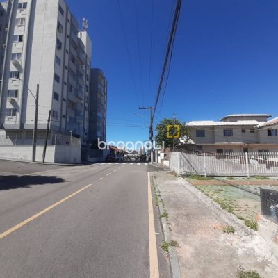 Casa com 77m², 3 quartos, 2 garagens, no bairro Barreiros em São José