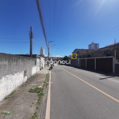 Casa com 77m², 3 quartos, 2 garagens, no bairro Barreiros em São José