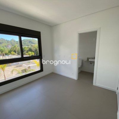 Apartamento com 116m², 3 quartos (sendo 3 suítes), 2 garagens, no bairro Morro das Pedras em Florianópolis
