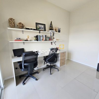 Cobertura com 142m², 3 quartos (sendo 1 suíte), 3 garagens, no bairro Campeche em Florianópolis