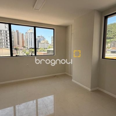 Sala com 48m², 1 garagem, no bairro Centro em Florianópolis