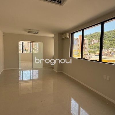 Sala com 48m², 1 garagem, no bairro Centro em Florianópolis