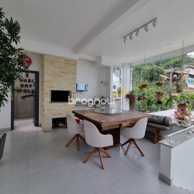 Casa com 450m², 8 quartos (sendo 8 suítes), 5 garagens, no bairro Centro em Florianópolis