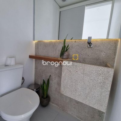 Casa com 450m², 8 quartos (sendo 8 suítes), 5 garagens, no bairro Centro em Florianópolis
