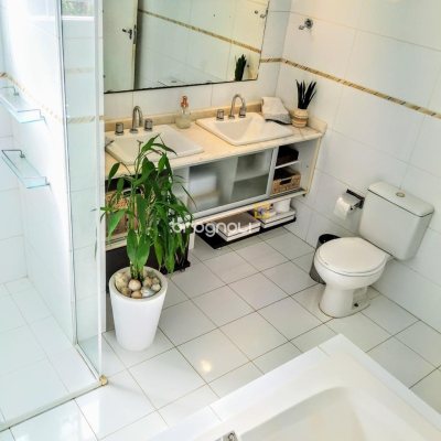 Casa com 450m², 8 quartos (sendo 8 suítes), 5 garagens, no bairro Centro em Florianópolis