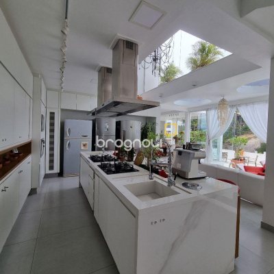 Casa com 450m², 8 quartos (sendo 8 suítes), 5 garagens, no bairro Centro em Florianópolis