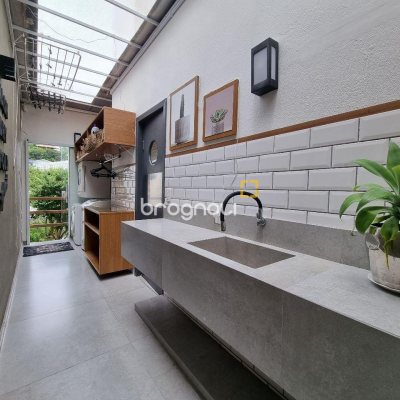 Casa com 450m², 8 quartos (sendo 8 suítes), 5 garagens, no bairro Centro em Florianópolis