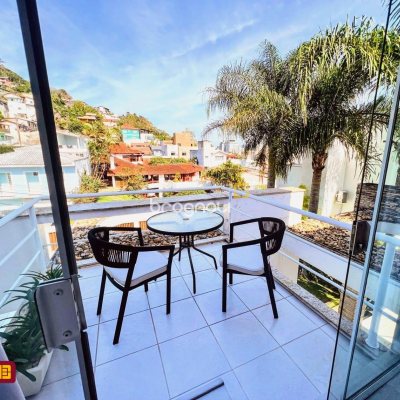Casa com 450m², 8 quartos (sendo 8 suítes), 5 garagens, no bairro Centro em Florianópolis