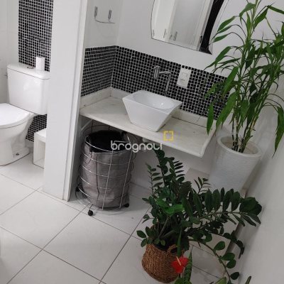 Casa com 450m², 8 quartos (sendo 8 suítes), 5 garagens, no bairro Centro em Florianópolis