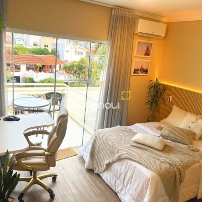 Casa com 450m², 8 quartos (sendo 8 suítes), 5 garagens, no bairro Centro em Florianópolis