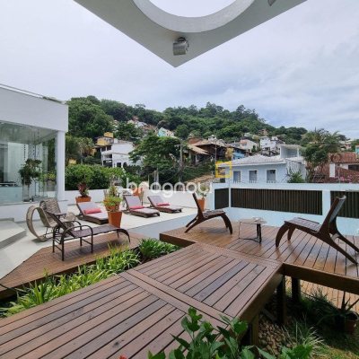 Casa com 450m², 8 quartos (sendo 8 suítes), 5 garagens, no bairro Centro em Florianópolis