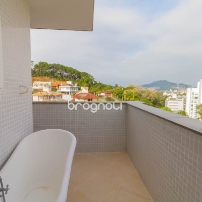 Cobertura com 297m², 4 quartos (sendo 2 suítes), 3 garagens, no bairro João Paulo em Florianópolis
