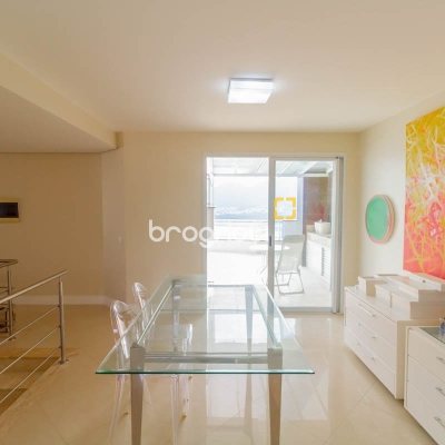 Cobertura com 297m², 4 quartos (sendo 2 suítes), 3 garagens, no bairro João Paulo em Florianópolis