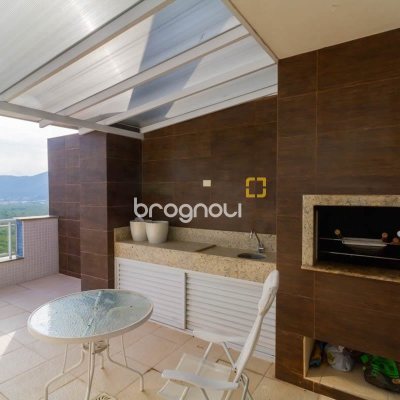 Cobertura com 297m², 4 quartos (sendo 2 suítes), 3 garagens, no bairro João Paulo em Florianópolis
