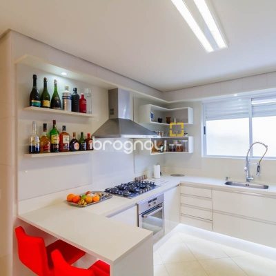 Cobertura com 297m², 4 quartos (sendo 2 suítes), 3 garagens, no bairro João Paulo em Florianópolis