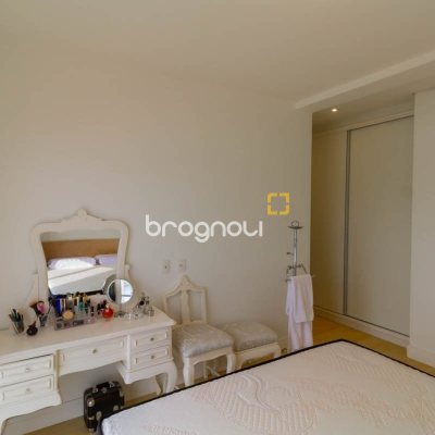 Cobertura com 297m², 4 quartos (sendo 2 suítes), 3 garagens, no bairro João Paulo em Florianópolis