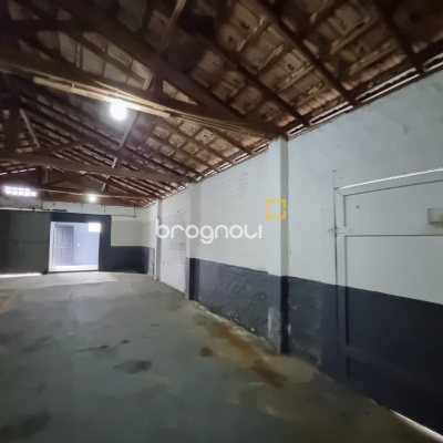 Galpão com 100m², 6 garagens, no bairro Ponte do Imaruim em Palhoça