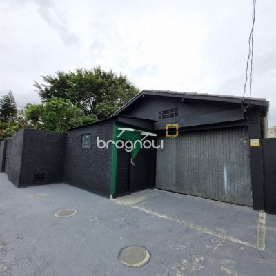 Galpão com 100m², 6 garagens, no bairro Ponte do Imaruim em Palhoça