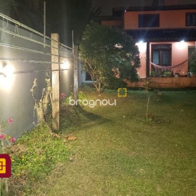 Casa com 243m², 4 quartos (sendo 1 suíte), 2 garagens, no bairro Córrego Grande em Florianópolis