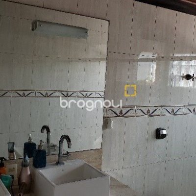 Casa com 243m², 4 quartos (sendo 1 suíte), 2 garagens, no bairro Córrego Grande em Florianópolis