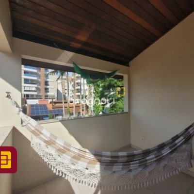 Casa com 243m², 4 quartos (sendo 1 suíte), 2 garagens, no bairro Córrego Grande em Florianópolis