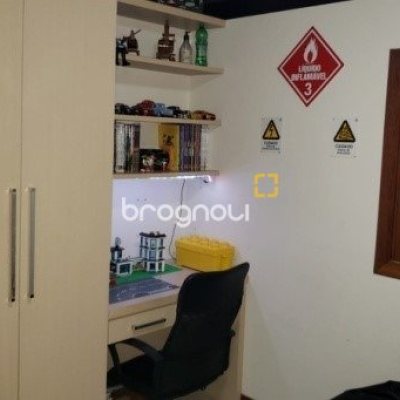 Casa com 243m², 4 quartos (sendo 1 suíte), 2 garagens, no bairro Córrego Grande em Florianópolis