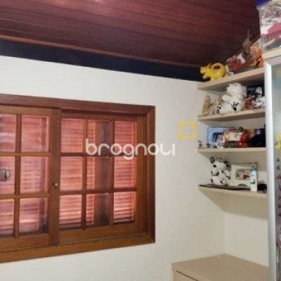 Casa com 243m², 4 quartos (sendo 1 suíte), 2 garagens, no bairro Córrego Grande em Florianópolis