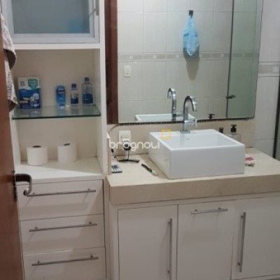 Casa com 243m², 4 quartos (sendo 1 suíte), 2 garagens, no bairro Córrego Grande em Florianópolis