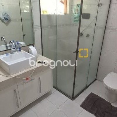 Casa com 243m², 4 quartos (sendo 1 suíte), 2 garagens, no bairro Córrego Grande em Florianópolis