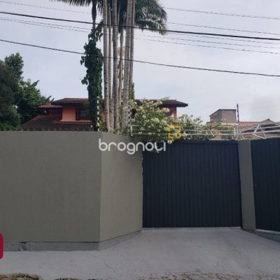 Casa com 243m², 4 quartos (sendo 1 suíte), 2 garagens, no bairro Córrego Grande em Florianópolis