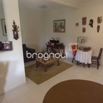 Casa com 243m², 4 quartos (sendo 1 suíte), 2 garagens, no bairro Córrego Grande em Florianópolis