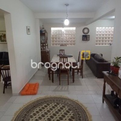 Casa com 243m², 4 quartos (sendo 1 suíte), 2 garagens, no bairro Córrego Grande em Florianópolis