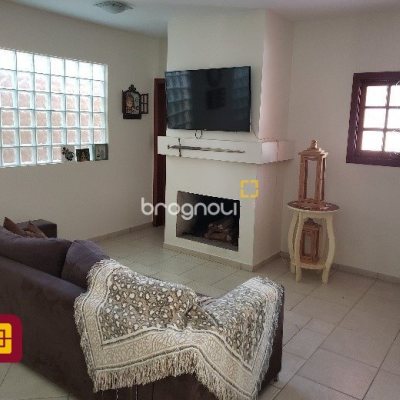 Casa com 243m², 4 quartos (sendo 1 suíte), 2 garagens, no bairro Córrego Grande em Florianópolis