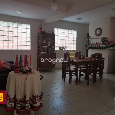 Casa com 243m², 4 quartos (sendo 1 suíte), 2 garagens, no bairro Córrego Grande em Florianópolis