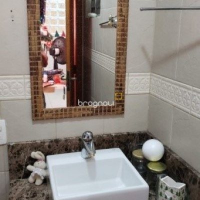 Casa com 243m², 4 quartos (sendo 1 suíte), 2 garagens, no bairro Córrego Grande em Florianópolis