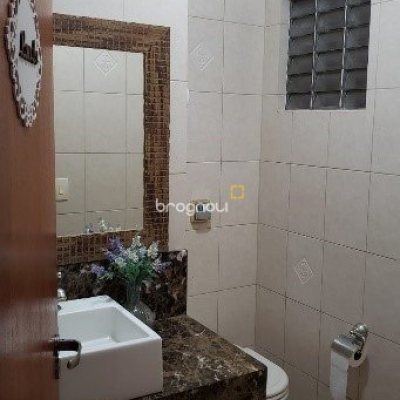 Casa com 243m², 4 quartos (sendo 1 suíte), 2 garagens, no bairro Córrego Grande em Florianópolis
