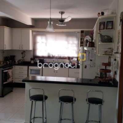 Casa com 243m², 4 quartos (sendo 1 suíte), 2 garagens, no bairro Córrego Grande em Florianópolis