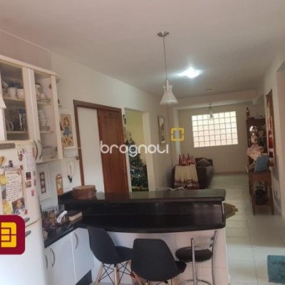 Casa com 243m², 4 quartos (sendo 1 suíte), 2 garagens, no bairro Córrego Grande em Florianópolis