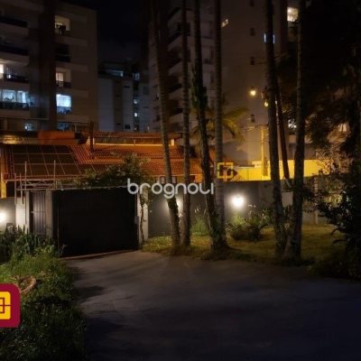 Casa com 243m², 4 quartos (sendo 1 suíte), 2 garagens, no bairro Córrego Grande em Florianópolis