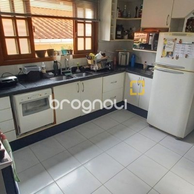 Casa com 243m², 4 quartos (sendo 1 suíte), 2 garagens, no bairro Córrego Grande em Florianópolis