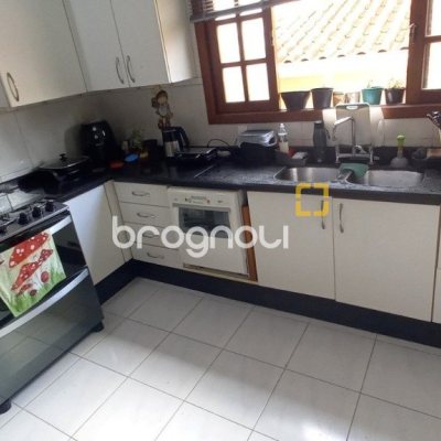 Casa com 243m², 4 quartos (sendo 1 suíte), 2 garagens, no bairro Córrego Grande em Florianópolis