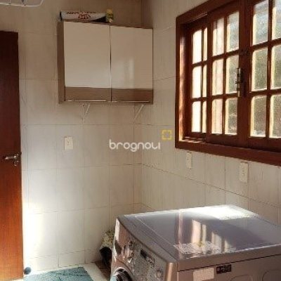 Casa com 243m², 4 quartos (sendo 1 suíte), 2 garagens, no bairro Córrego Grande em Florianópolis