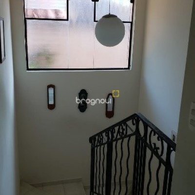 Casa com 243m², 4 quartos (sendo 1 suíte), 2 garagens, no bairro Córrego Grande em Florianópolis